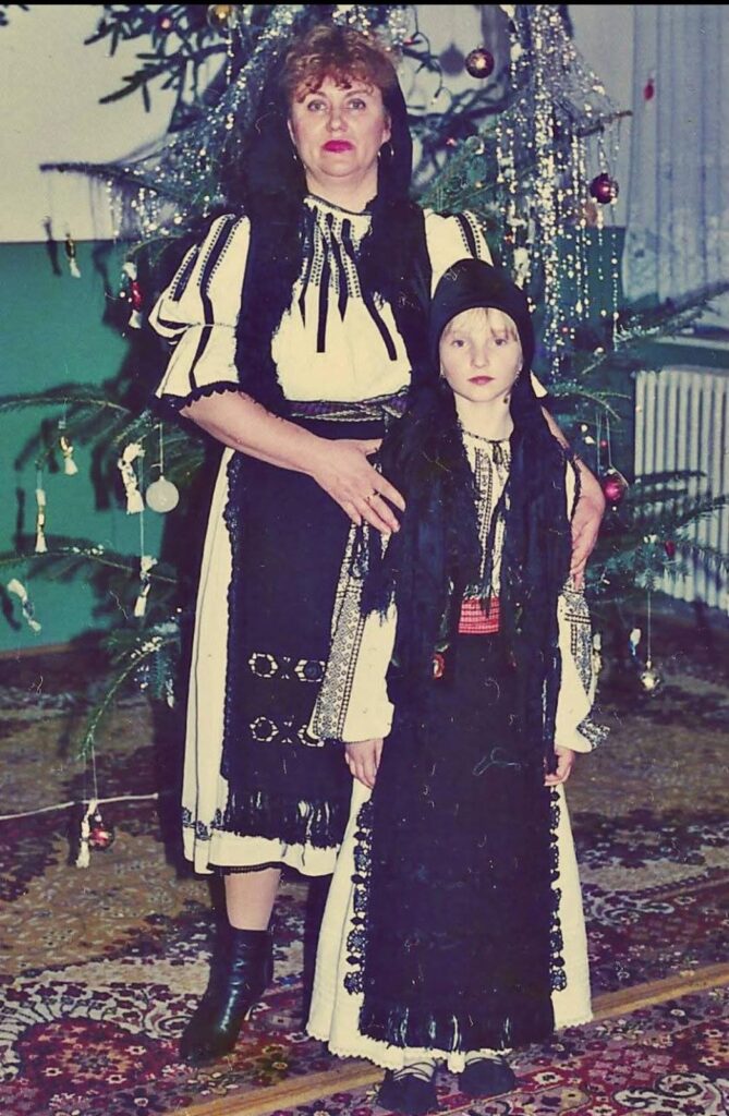 raluca in abito tradizionale rumeno